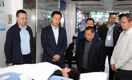 市保安協(xié)會領(lǐng)導慰問受傷保安員